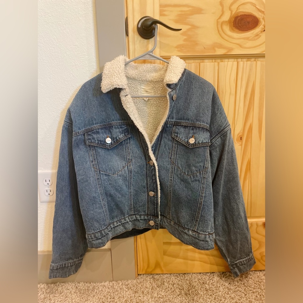 Cute and cozy denim jacket! Brand: Tgla Size: Large
